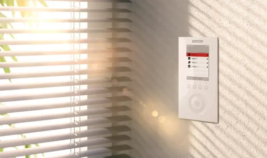 Steuerungssystem für Sonnenschutz an der Wand