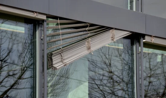 Außenjalousie die halb aus dem Kasten hängt