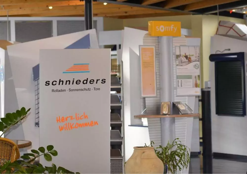 Eingangsbereich der Geschäftsstelle mit Aufstellern