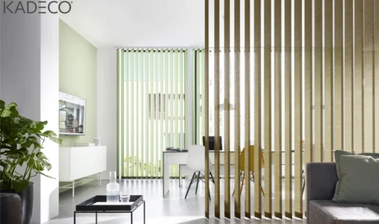 KADECO Lamellenvorhänge dienen als Sonnenschutz am Fenster und als dekorativer Raumtrenner