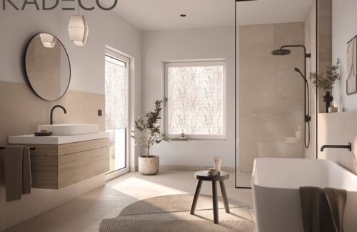 Ein Plissee von KADECO mit filigranem Blattmuster dient als optisches Highlight