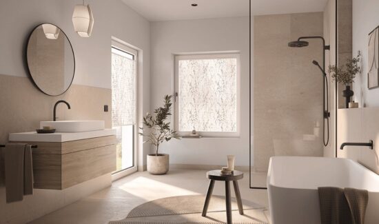 Ein Plissee von KADECO mit filigranem Blattmuster dient als optisches Highlight