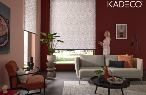 Die Fenster im Wohnzimmer werden mit den gemusterten Rollos verschönert