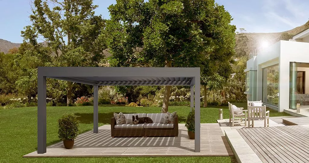 Schwarzes Lamellendach im Garten