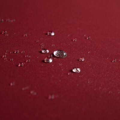 Regentropfen auf rotem Markisentuch