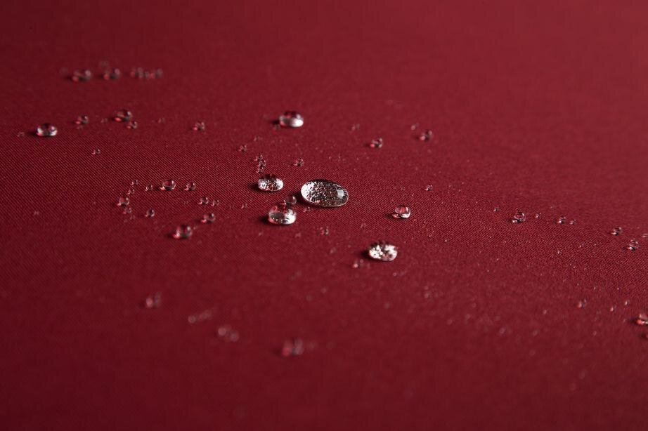 Regentropfen auf rotem Markisentuch