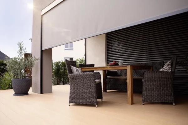 Graue senkrechte Markise und Sitzmöglichkeit in Rheine