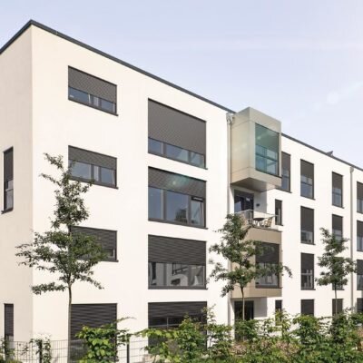 Rollladen an weißem Mehrfamilienhaus