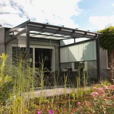 Schwarzes Seitenelement der Terrassenüberdachung