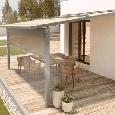 Pergola-Markise-beige-ueberdacht-Holzterrasse-mit-Tisch-und-Stuehlen